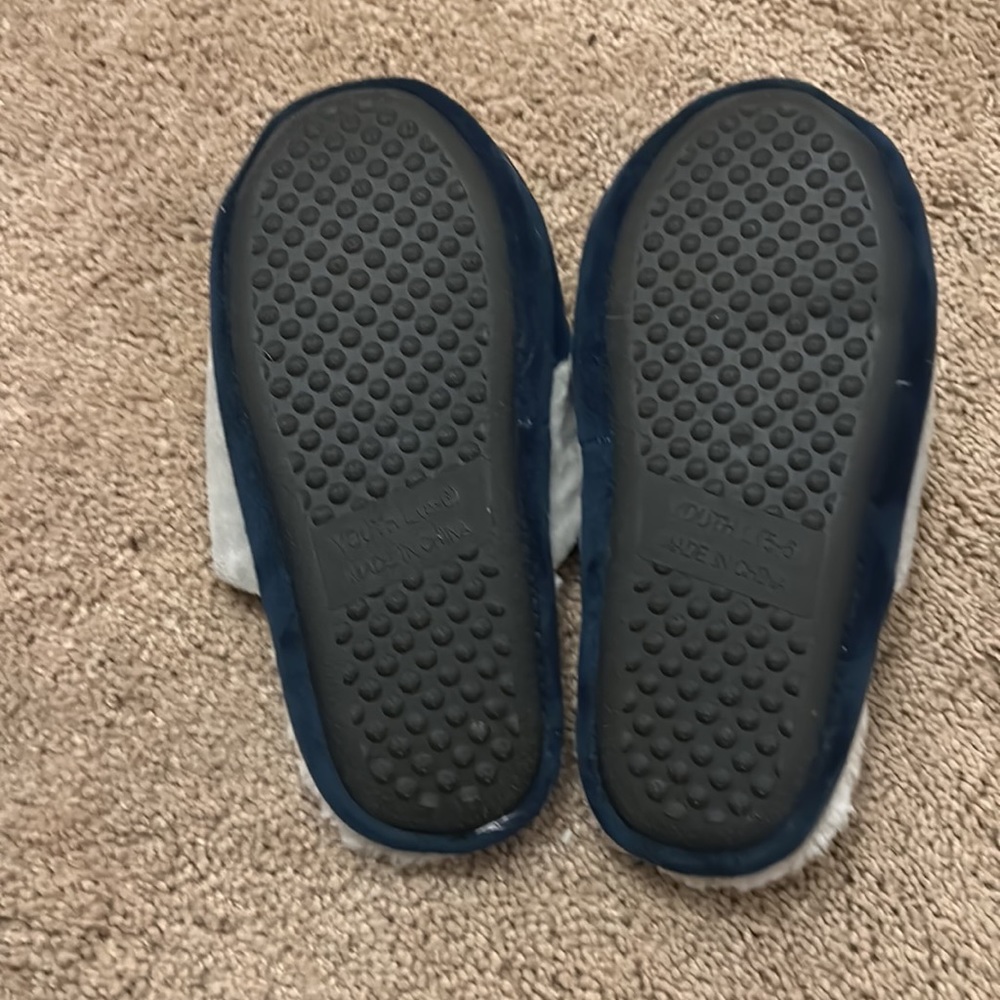 Cowboys kid’s slippers, Youth L (5-6) - Picture 3 of 3